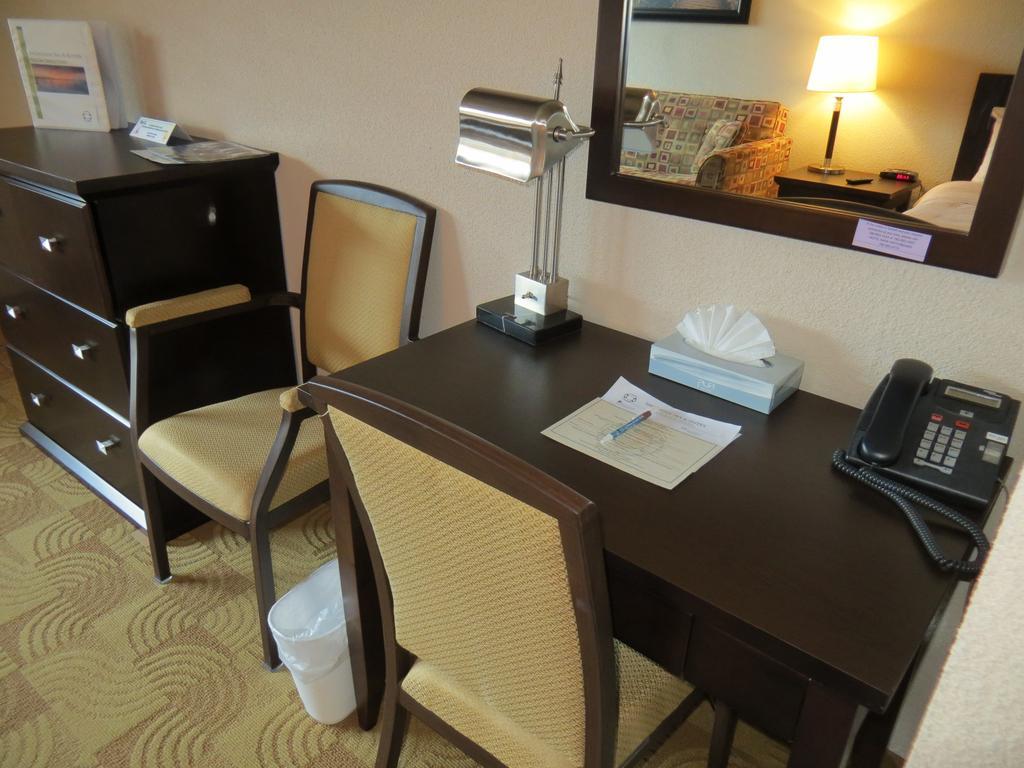 Shoreside Inn & Suites Wabamun Cameră foto